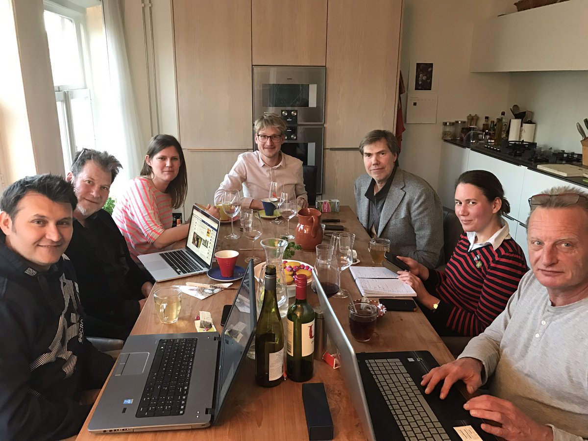 De tiramisu is op, jury begint! Met <a href="/SiebelinkRob/">Rob Siebelink</a>,
<a href="/remyvanmannekes/">Remy van Mannekes</a>,<a href="/louisstiller/">Louis Stiller</a>, <a href="/EstherRenate/">Esther van der Meer</a>,@maaikewind, <a href="/pieterdehart/">Pieter de Hart</a> en <a href="/bramdouwes/">Bram Douwes</a>