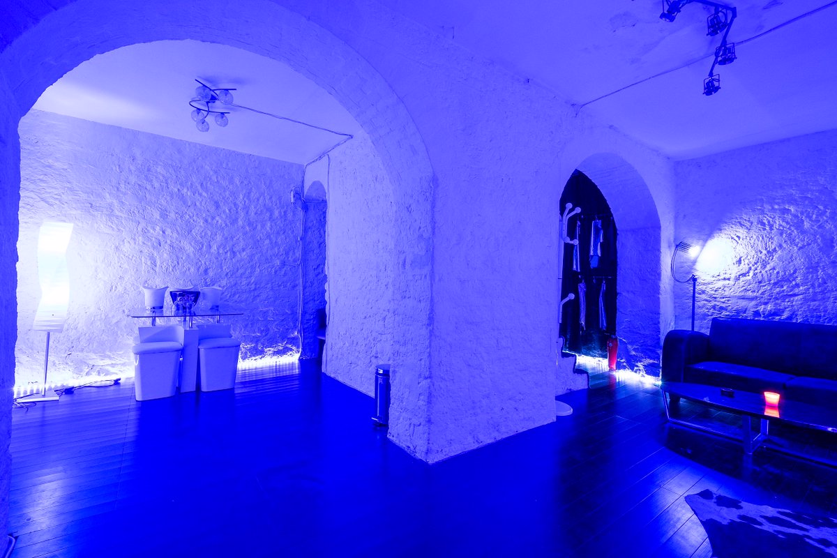 vous avez du mal à trouver un lieu central dans Paris, à taille humaine et convivial pour accueillir vos amis  réservez 
au 06.62.21.27.13