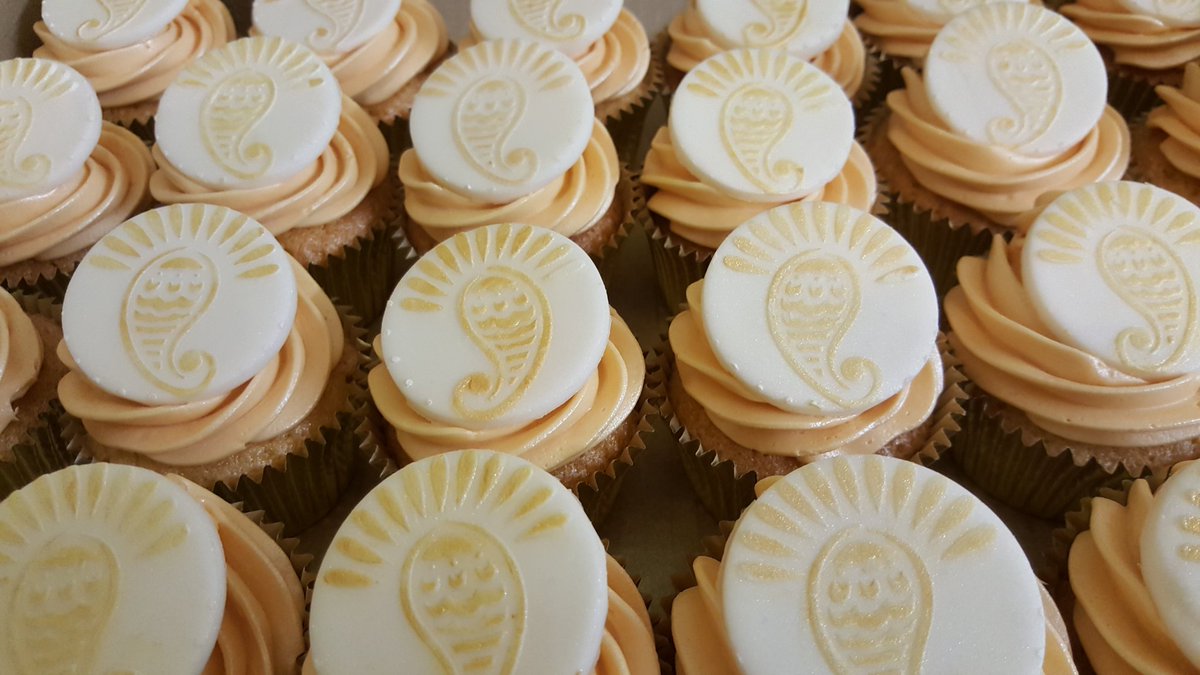 thecakecroft's tweet photo. Indian wedding cupcakes!! 😍😍 https://t.co/pSTIeN9auW