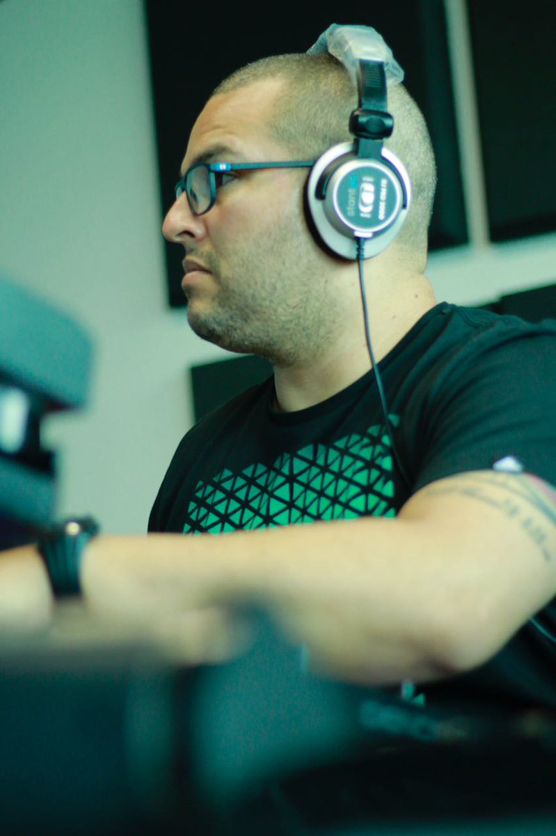 CalienteRadioPa's tweet photo. El #Papason concentrado en las locuras de hoy 😂 para el #SnackMusic 😃 #PasalaBien @sadathsanjur #DjCrossover 😎 https://t.co/nCFpIFKzFG