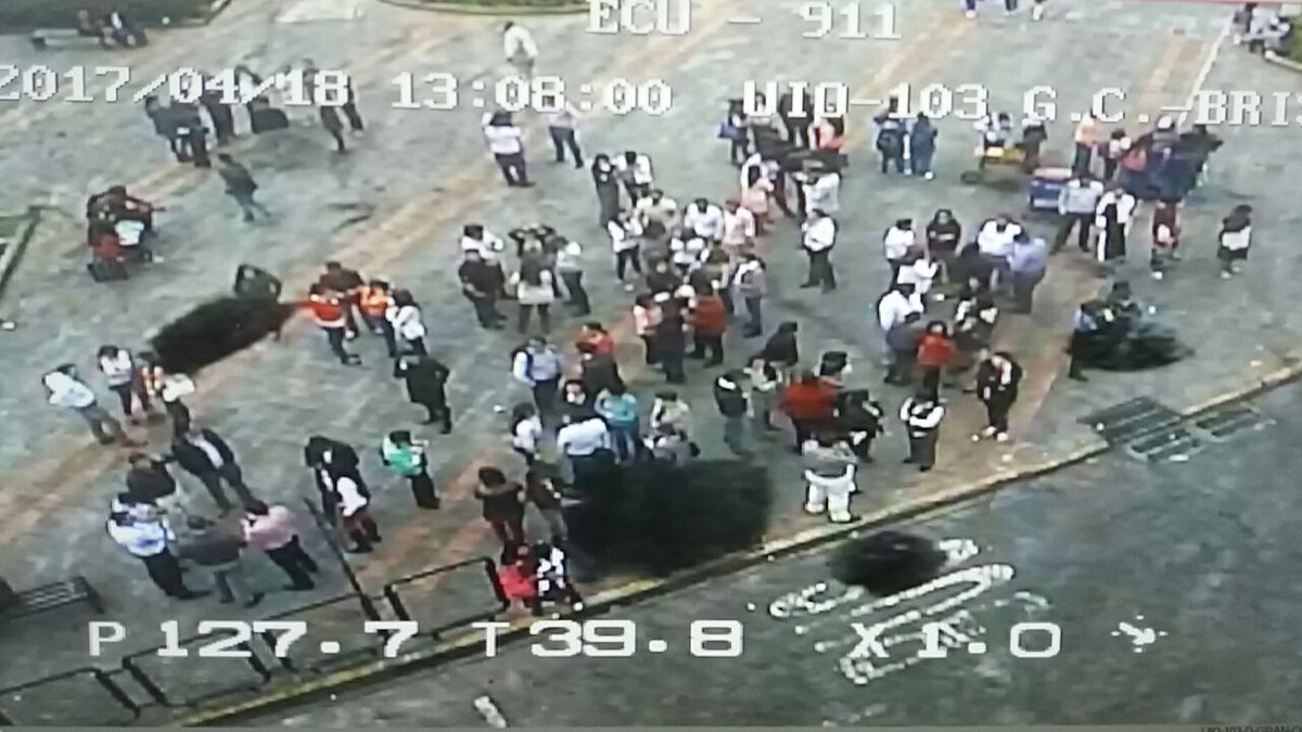 SeguridadeQuito's tweet photo. Realizamos monitoreo de todo el DMQ con el apoyo de cámaras de ECU911 por evacuación y retorno de personas luego de #Sismo #QuitoListo https://t.co/PqwN4YAfQU