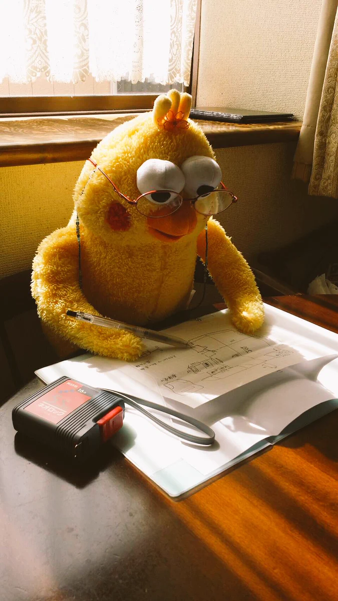 実家でインテリ化ｗメガネをかけたポインコのぬいぐるみがスマートかわいいｗ