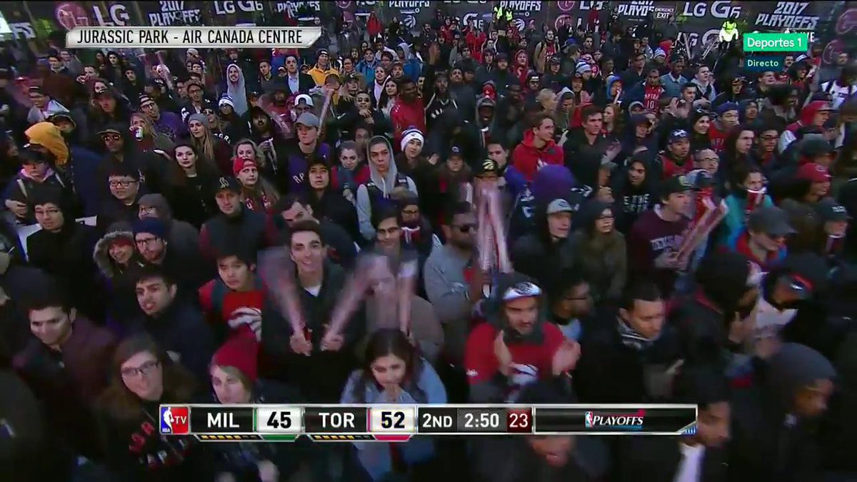 MovistarNBA's tweet photo. ¡No hay hielos en el botellón! Con el frío que hace en Toronto no hace falta. #TiempoDePlayoffs https://t.co/uOHhx0maOy