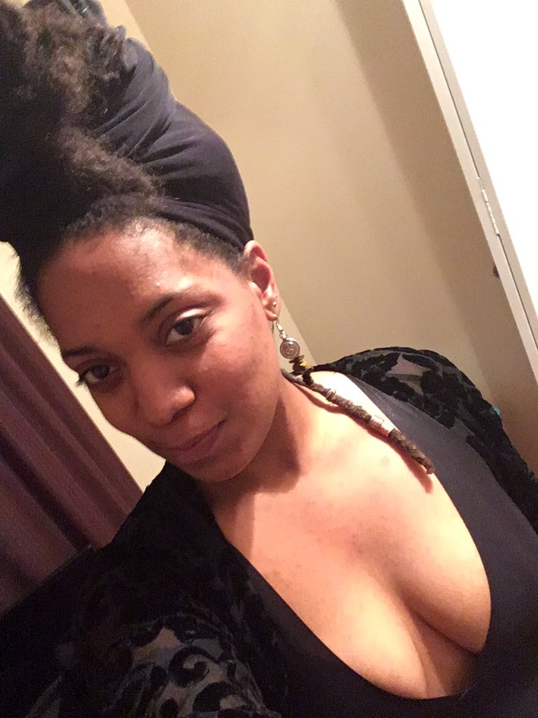 groovyybaby's tweet photo. @queennefertitty #teamittybitty https://t.co/WCr6artCx9