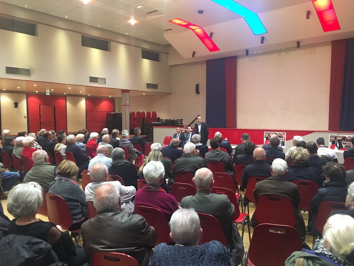 Fillon53's tweet photo. "Le monde agricole a trop souvent été délaissé ! @FrancoisFillon veut défendre et protéger nos agriculteurs." @damienabad #FillonMayenne https://t.co/DD6iyA4HNJ