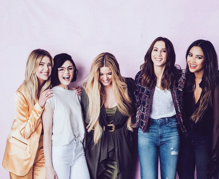 PLL_bAxmeyer's tweet image. Love these ladies soooo much! 😍❤️ @shaymitch @AshBenzo @lucyhale @SleepintheGardn @SashaaPieterse  #PLLEndGame #PLLIsBack #PLLforever