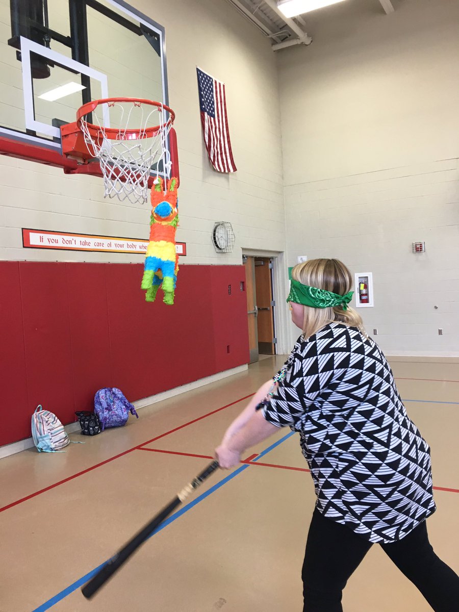 jennifer_gilles's tweet image. Happy Piñata Day! We have some real sluggers on our staff! 😆 #StaffFun