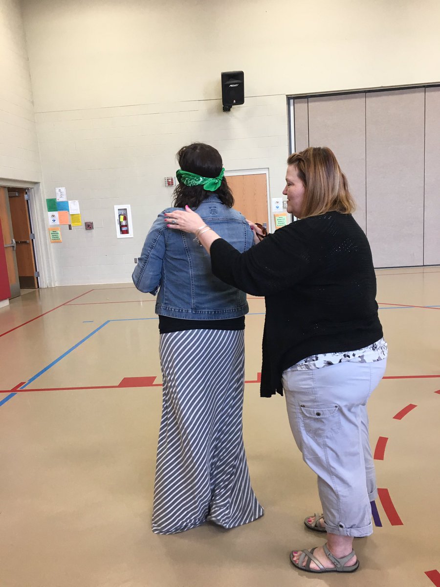 jennifer_gilles's tweet image. Happy Piñata Day! We have some real sluggers on our staff! 😆 #StaffFun