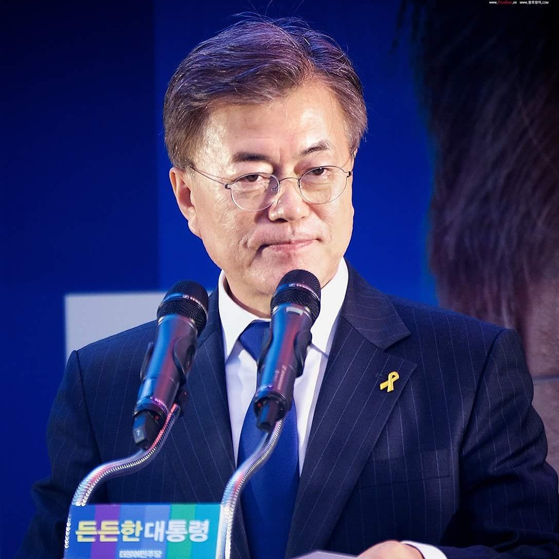 문재인 국민대통합
문재인은 탄핵과 국정농단으로 흩어진 민심을 새로운 대한민국을 설계하기 위하여 대동단결의 시발점으로 국민들에게 호소합니다  한국인의 강한 단결력으로 국격을 다시 세우고 하나된 민족의 자존심과 긍지를 이땅에서 새롭게 밝혀 갑시다