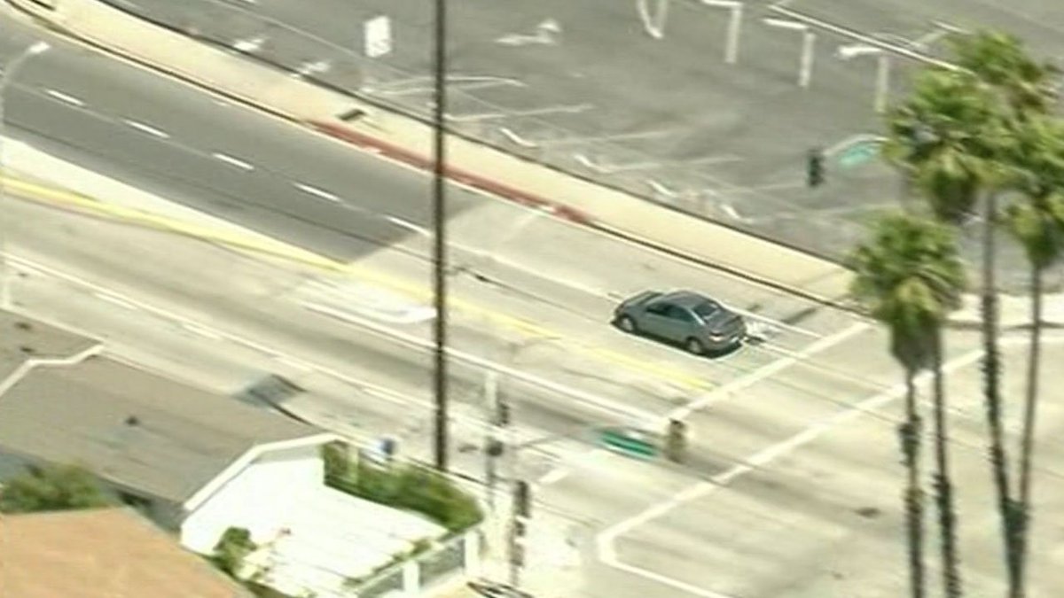 WATCH LIVE Police chase murder suspect through streets of Los Angeles bit.ly/2o0Bns4 https://t.co/dfYZTpJMiB