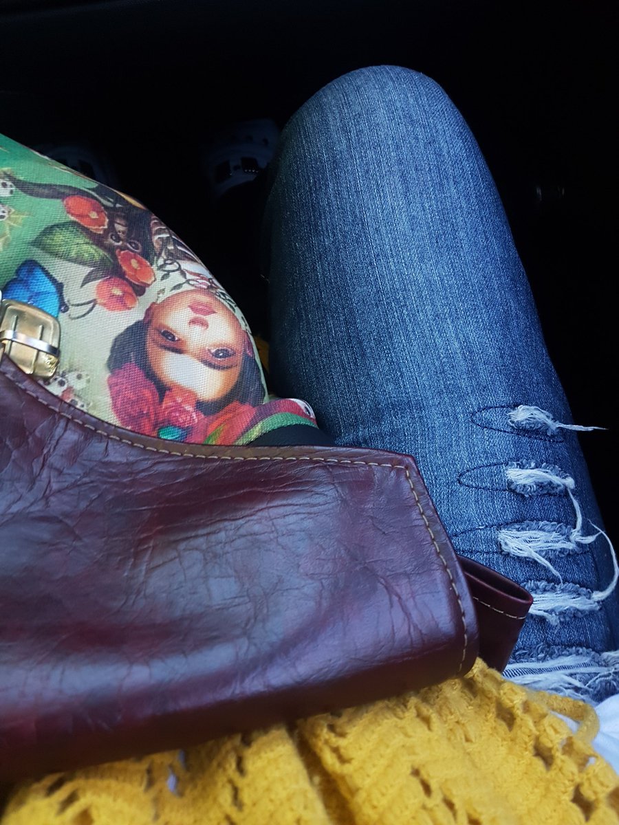 EleoValentini's tweet photo. Outfit del día... Amo los jeans rotos y mi bandolera de Frida 😍 #SuperComodo https://t.co/IcXyY0hYV1