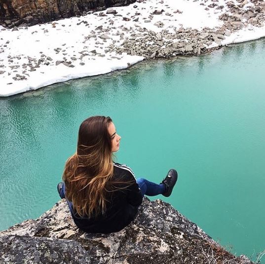 The teal waters of Athabasca Falls is caused by glaciers grinding over rock, thus producing "rock flour". <a href="/GalaMontes2/">Galamontes</a> #rockymountains