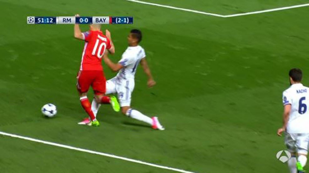 "El penalti de Casemiro es claro y debió ver la segunda amarilla por una entrada a Robben" trib.al/p2NuGlf #LaPolémica #UCL
