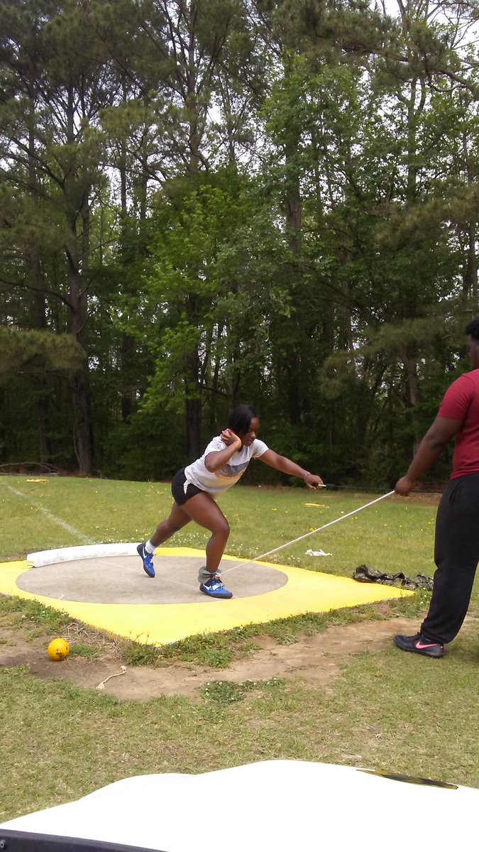 dawterodking's tweet photo. When your goal is to be #1 in the state of NC and your on spring break.......#youwork #thrower #TrackNation #ncrunners #co17 #trackandfield https://t.co/UlIRfQgNsO