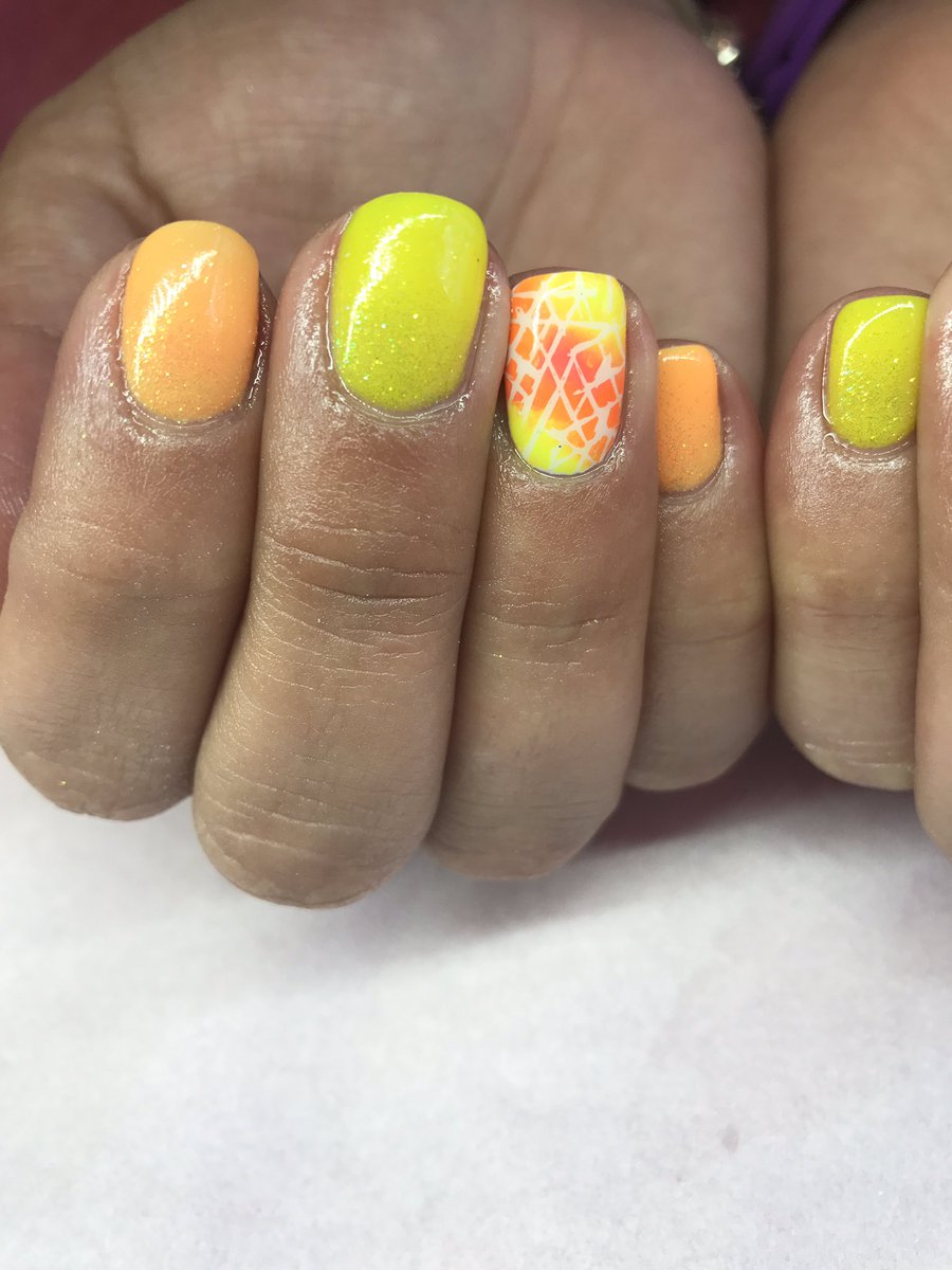 So pretty and summery <a href="/ScratchMagazine/">Scratch</a> <a href="/NailproMagazine/">NAILPRO Magazine</a> #gelnails <a href="/weheartnailsuk/">We Heart Nails UK</a>