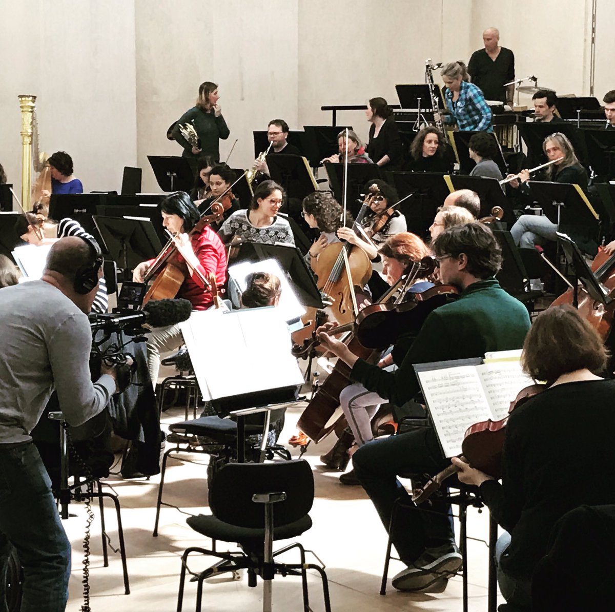 dmdesk's tweet photo. Vdaag filmen v @RaboRegioDH bij repetitie @ResidOrkest. Vrijdag 21/4 'Jussen met een hand op de rug' Laatste kaarten bij @ZStrandtheater https://t.co/0Eb6pmSMmb