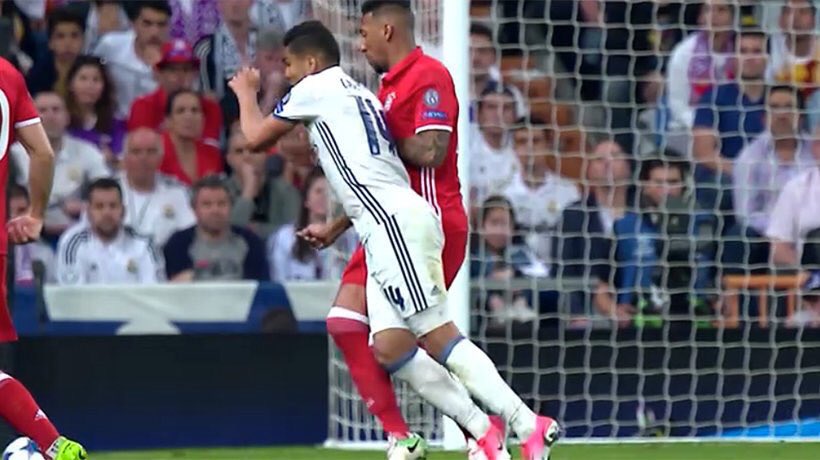 15hanacido's tweet photo. A ver qué me he liado.
Los árbitros para ayudar al Madrid.
Le dan un gol al Bayer que no era, no pita penalti a Case y les dan 2 penales? https://t.co/8ROYOz7wf8