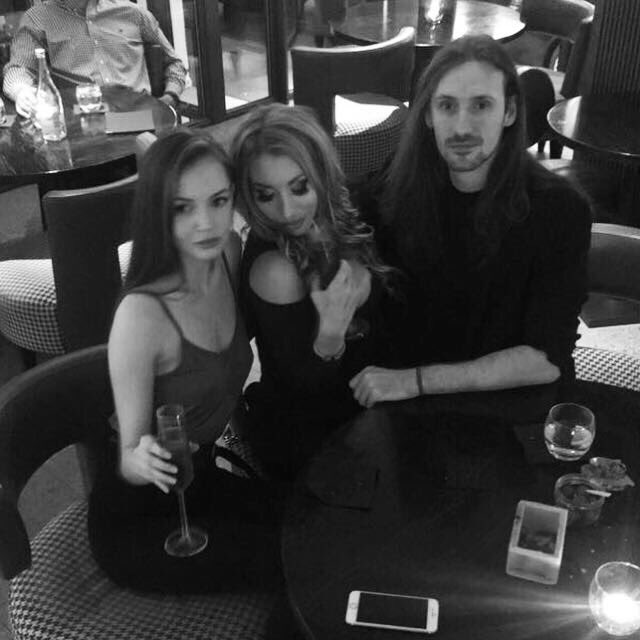 Catch ups after a long day of shooting with the very talented <a href="/ADVaughan/">ADVaughan</a> @_LaraPrince