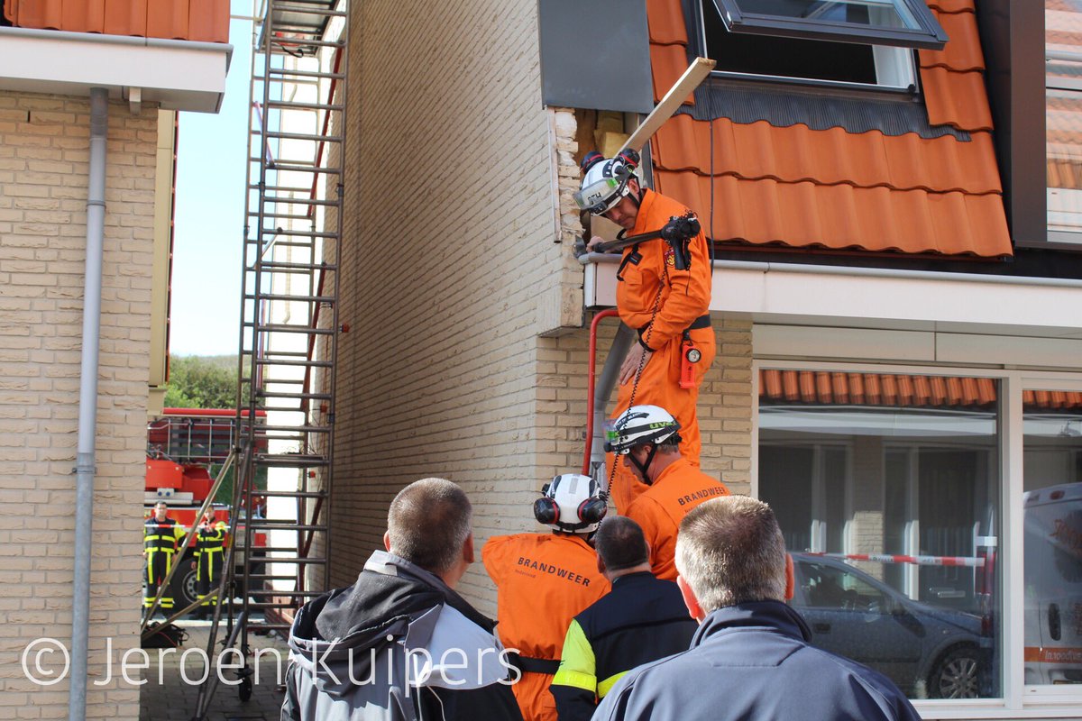Kat Kenzo vast in een spouwmuur aan de Michiel de Ruyterstraat in Ter Heijde. Maar je laten vangen door de brandweer?! Dacht het niet!