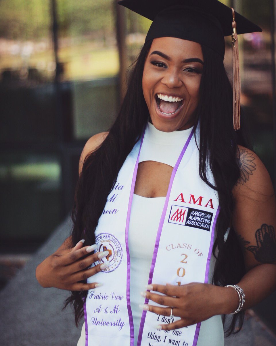 theonlymiag's tweet image. Behind me, all my memories. Before me, all my dreams. Around me, all who love me. Within me, all I need✊🏾 #pvamu17 #gradszn