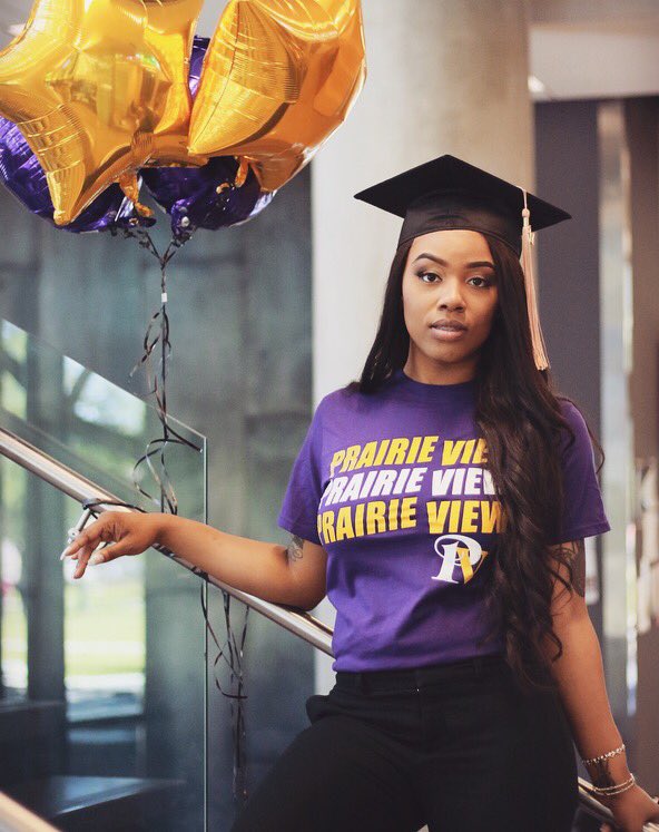 theonlymiag's tweet image. Behind me, all my memories. Before me, all my dreams. Around me, all who love me. Within me, all I need✊🏾 #pvamu17 #gradszn