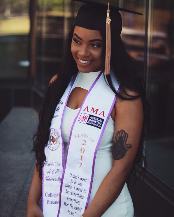 theonlymiag's tweet image. Behind me, all my memories. Before me, all my dreams. Around me, all who love me. Within me, all I need✊🏾 #pvamu17 #gradszn