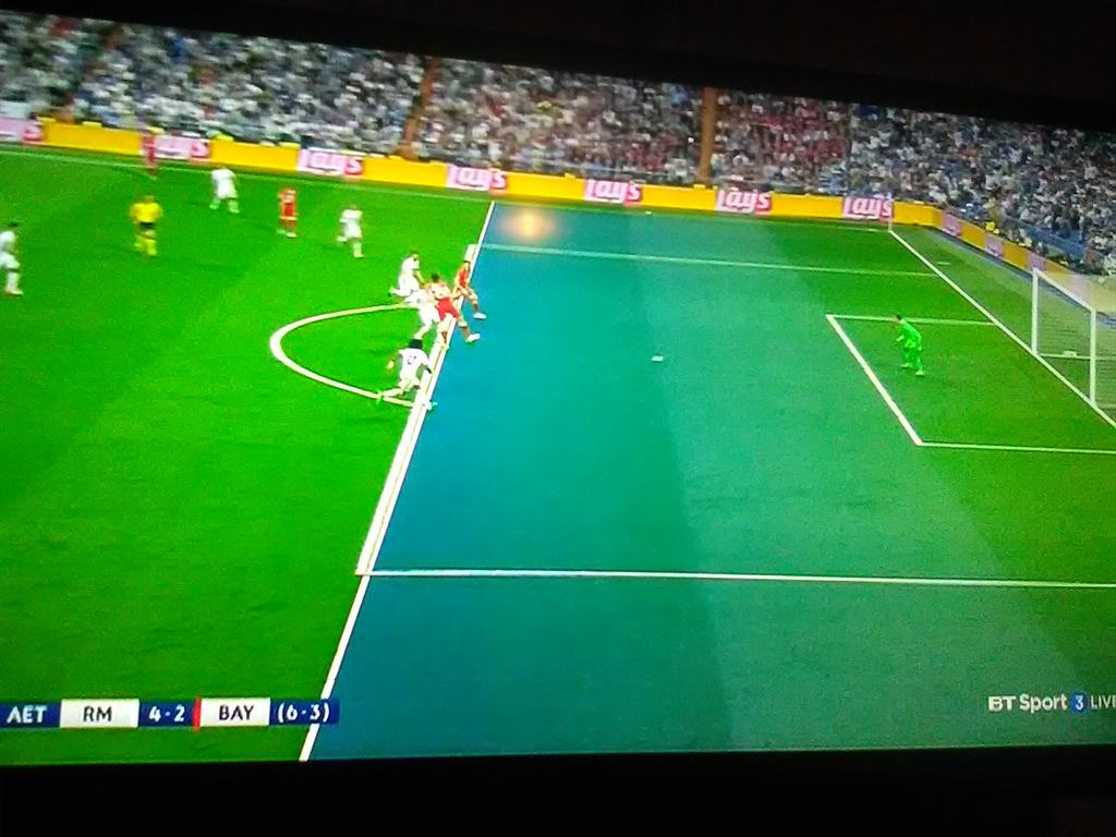 El segundo gol del Bayern es en fuera de juego.Lo pongo por aquí porque ningún culé ni periodista lo dirá ni Piqué lo tuiteará