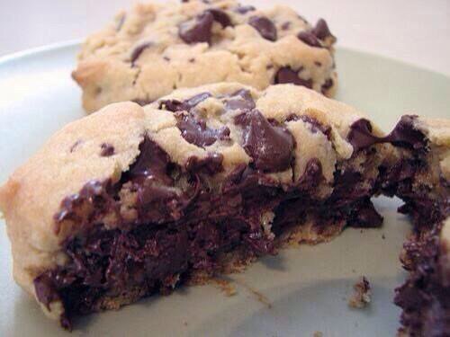 FoodPleaser's tweet photo. Loaded Chocolate Chip Cookies. https://t.co/vod4JiCcXd