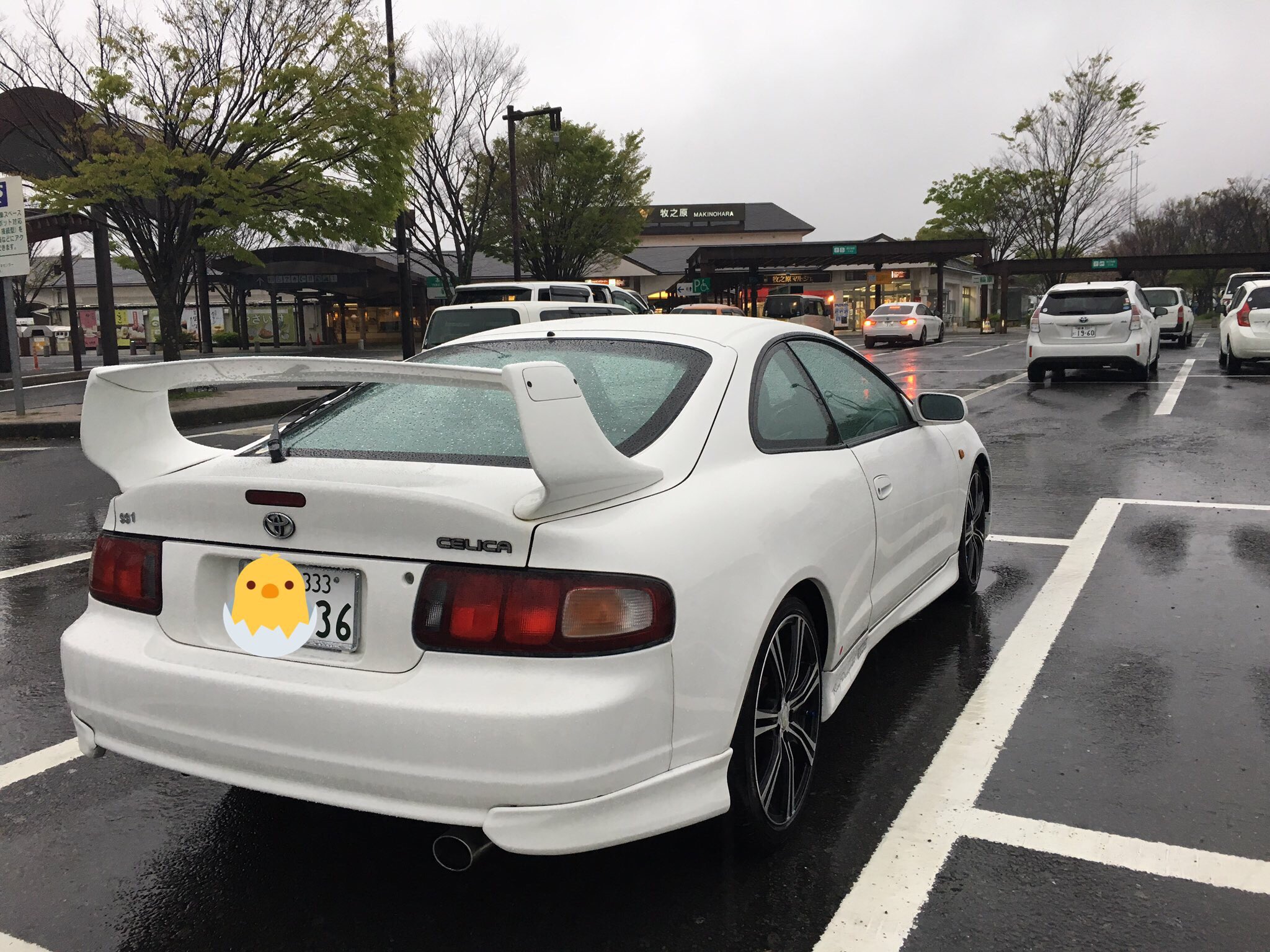 とんぐ 女 あたしセリカ乗ってる人がいーなー 笑 男 俺乗ってるよ 実は四駆じゃない 後ろに魅力的なウイング パワー足りない でも低速トルクはイイ 見た目のワリに車重が軽い ちょっと可愛い ト ヨ タ セ リ カ S S T Co Biihcbgnvc