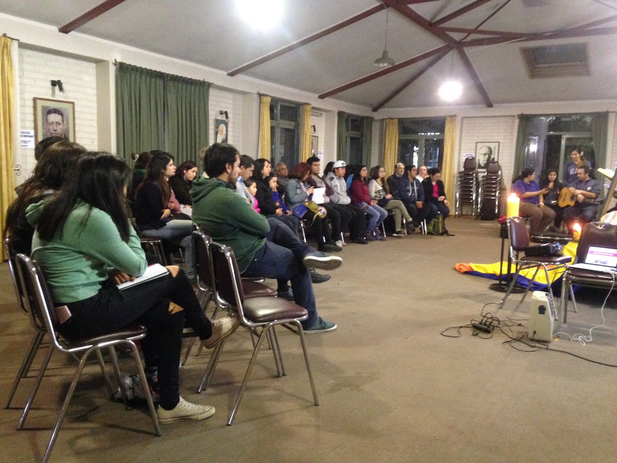 Iglesiastgo's tweet photo. Ahora: Encargados de #PastoralJuvenil de parroquias  Zona Sur se reúnen para profundizar sobre #XSínodo convocado por @Iglesiastgo https://t.co/HXUBpSfQjl