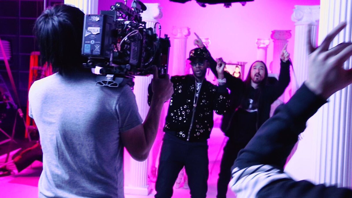 steveaoki's tweet photo. 🎥🎥🎥🎬🎬🎬 @2chainz #withoutu #Kolony #musicvideolife https://t.co/zIlV8jGpGI
