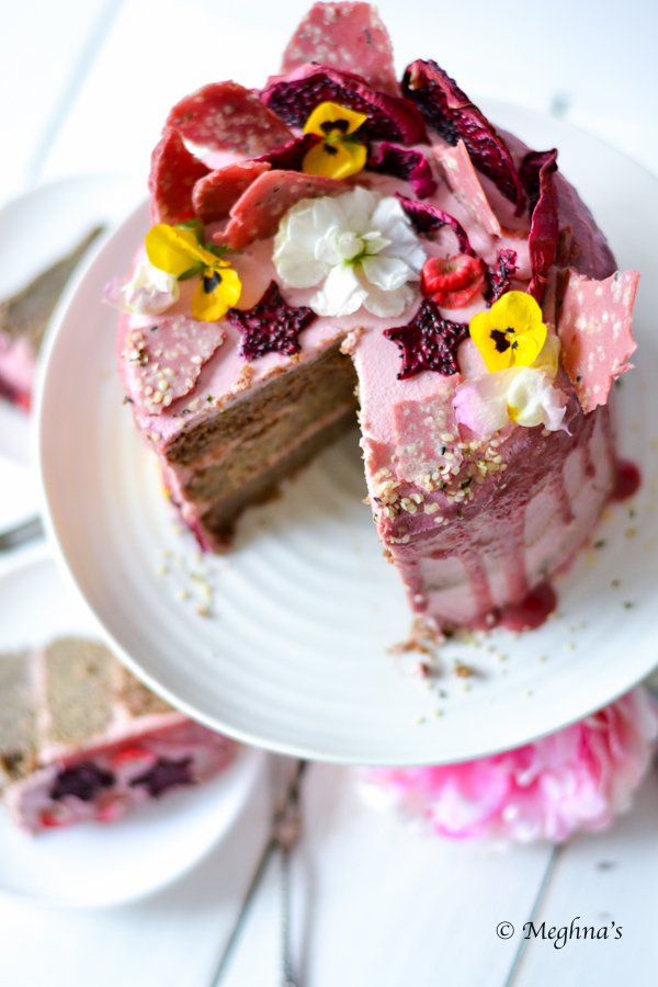 meghnas_'s tweet photo. Recipe for a vegan, gluten free cake with quinoa, almond flour &amp; courgette &amp; a  pink tofu &amp; cacao butter frosting https://t.co/xEtYPWm9Ba https://t.co/VnQjBh8V6R