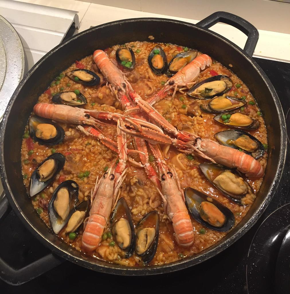 freefoodies's tweet image. #Foodporn Alert! Mar y montaña (sea and mountain) paella. Home cooked meal from our AirBnB hosts in Catalonia, Spain. [OC] [2446 x 2476] #y…