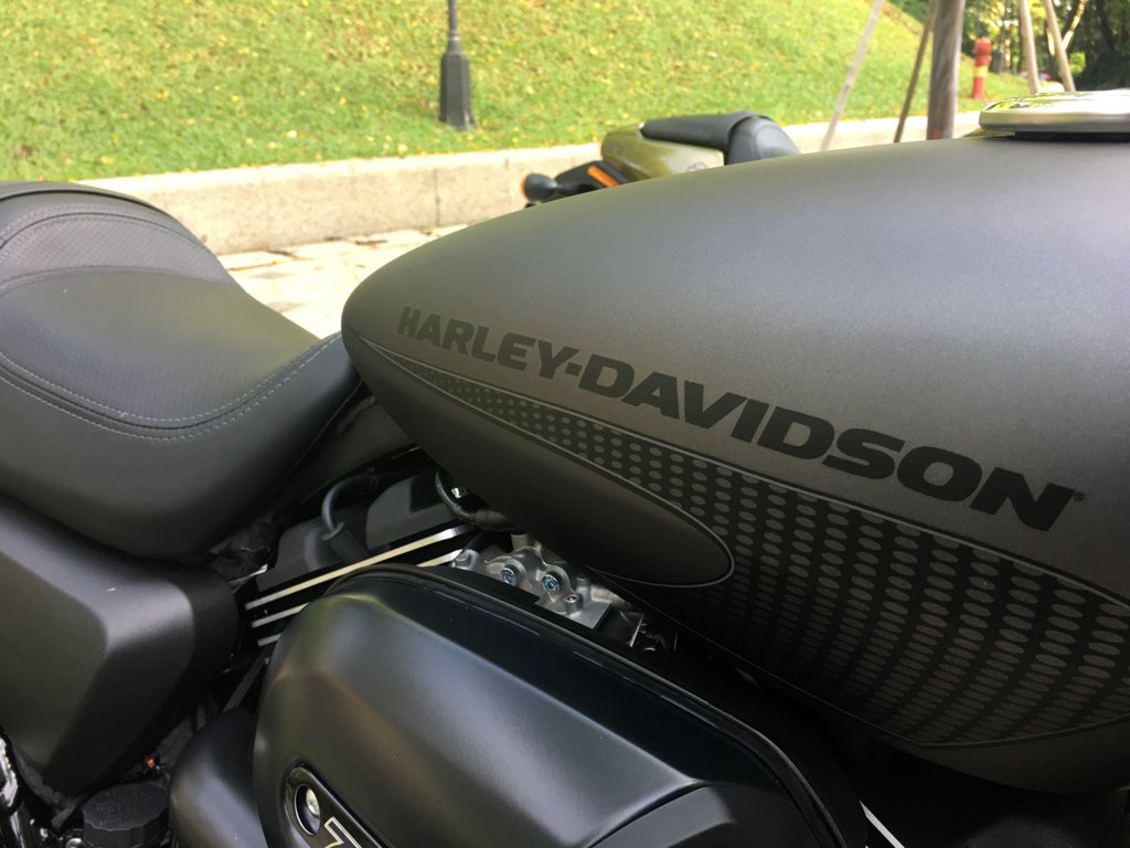 shumar's tweet photo. Some more details on the @HarleyIndia #StreetRod. Note twin discs, all-new shorter tank and the nice speedscreen. Story on @odmag shortly https://t.co/YfpuPp9ohh