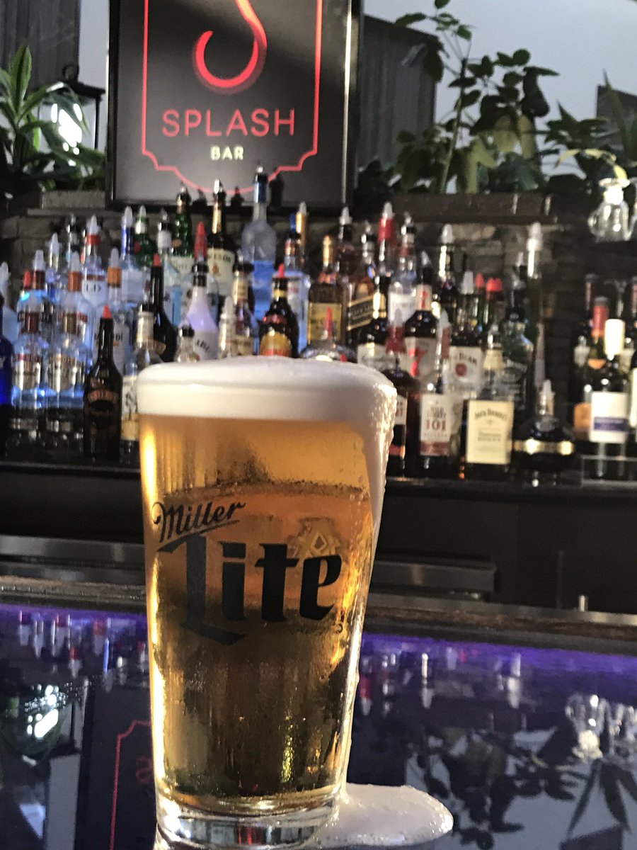 Splash_Lounge's tweet photo. $2 Draft night!  Come down to Splash Lounge located in the Quality Inn &amp; Suites 201 S. 3rd Quincy,IL. 5-10pm #Splashlounge #twodollartuesday https://t.co/ZyJMzSD9MA