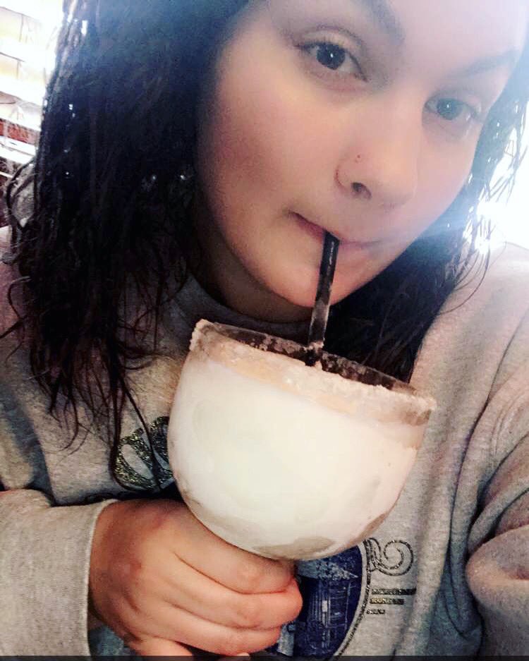 JoAlisea's tweet photo. This could've been cuter because im hot , but go ahead buy me a shot 😂🤙🏽 #fullylegal https://t.co/s6ywNjx29I