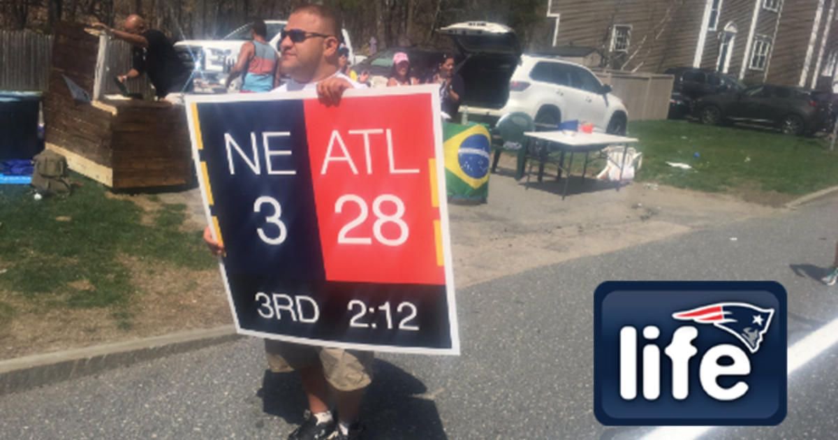 Patriots's tweet photo. One #Patriots fan provided yesterday's Boston Marathon runners with a little extra #MondayMotivation: https://t.co/q3pFfcMH8o https://t.co/0cUe2Xo3Mo