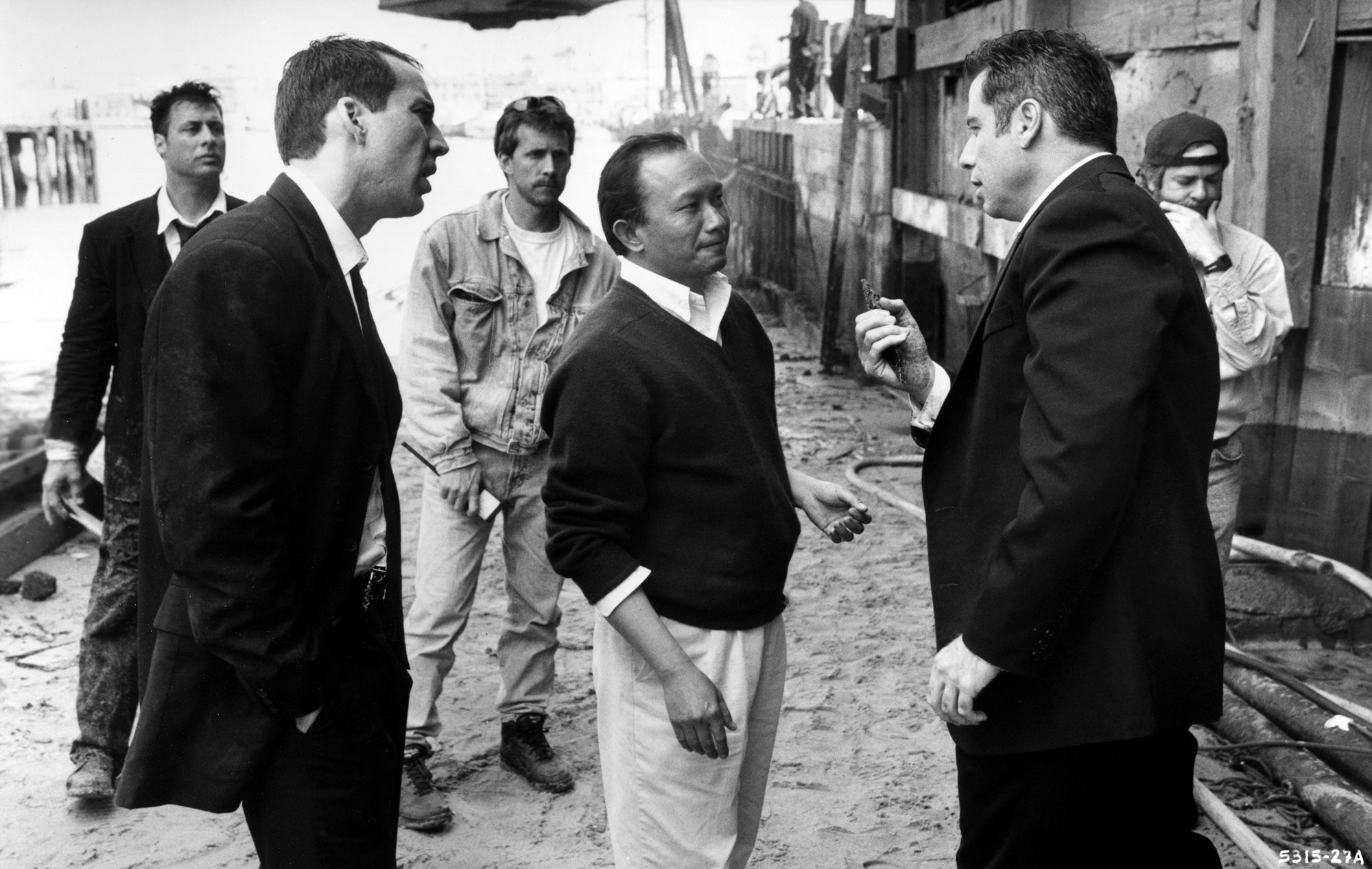 Love Film Festivals pe Twitter: „Nicolas Cage, John Woo &amp; John Travolta behind the scenes on Face/Off (1997). #DailyFilmPhoto #Cinema #BTS https://t.co/fb1s6BVgXG” / Twitter