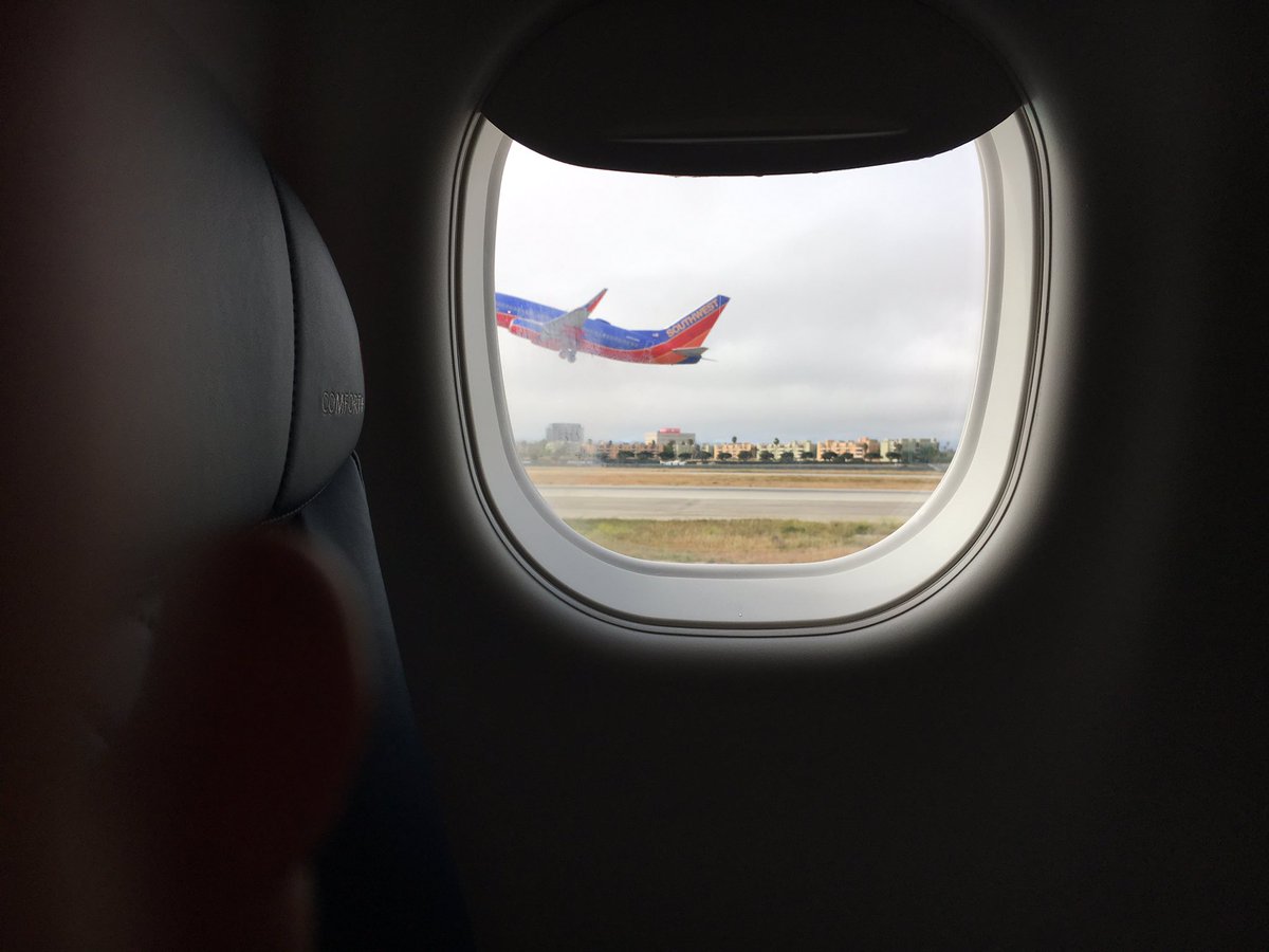 jennaisken's tweet photo. Photo of a @SouthwestAir plane taken from a @Delta plane...😯frequent flier meta moment https://t.co/jpRaQoqTd3