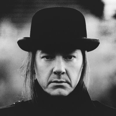 The new robin's Twitter avatar is so 😍😍😍😍 <a href="/robinfinck/">Robin Finck</a>