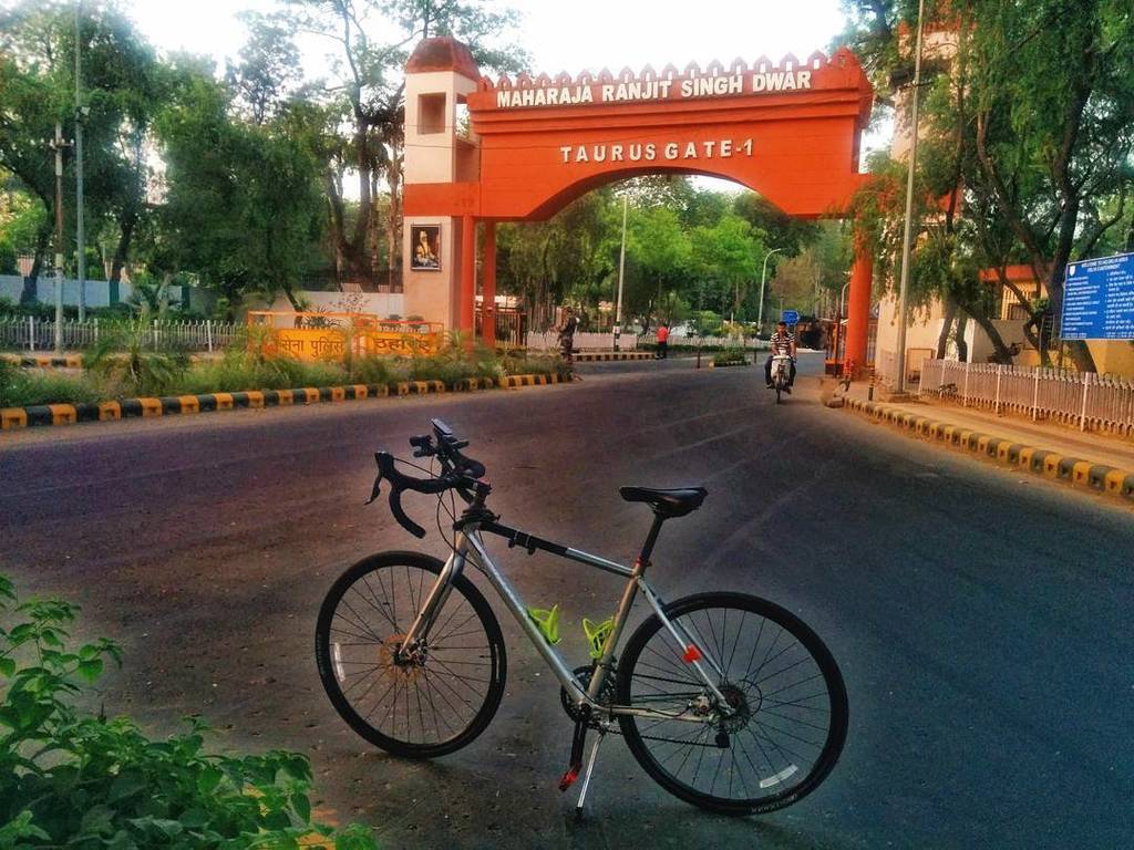 dh2anjay's tweet photo. Taking a long route to work #funride #cyclinglife #Cycling #morningride #cyclingshots #cyclingphotos #crossrip #tr… https://t.co/Kxnb9ACfgM https://t.co/NL5P60tsSD