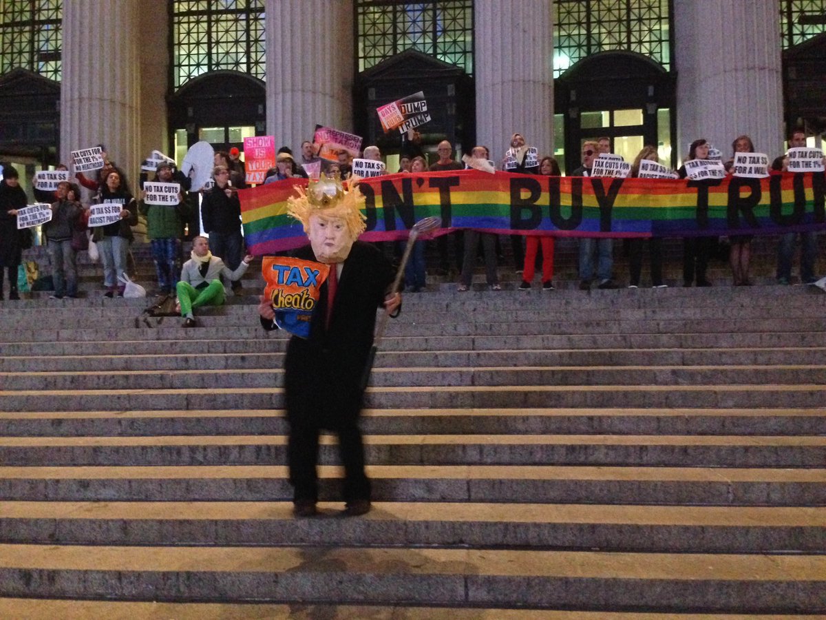 riseandresistny's tweet photo. #HappeningNow #postoffice #NYC #34St #RiseandResist #ShowYourTaxes #Trump #RAR #taxday https://t.co/3e6hUefmGK