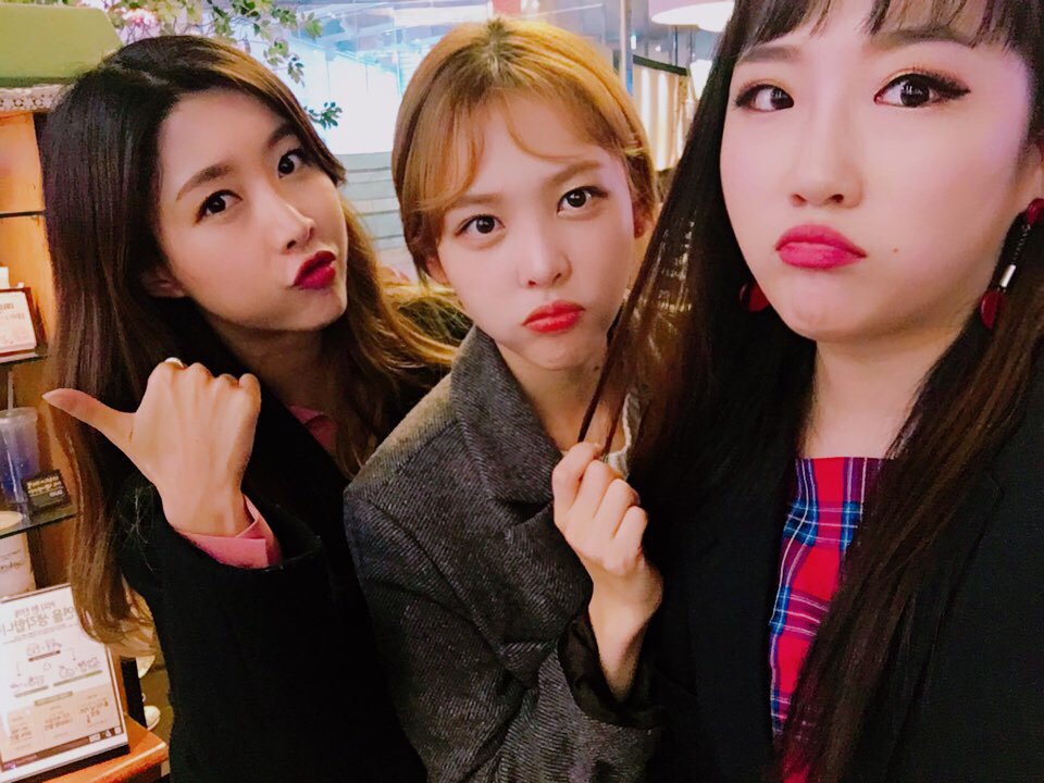ohblissofficial's tweet photo. [#로아 #Roa #인화 #Inhwa #오블리스 #OhBliss @ohblissofficial]
[17.04.19 #영화 #지렁이]
어제 영화 지렁이 시사회 다녀왔습니다~!!
영화에 출연하는 자랑스런 친구 도원이랑 찰칵📸
#영화 #대박나세요 😊 https://t.co/SoNDzM6BjY