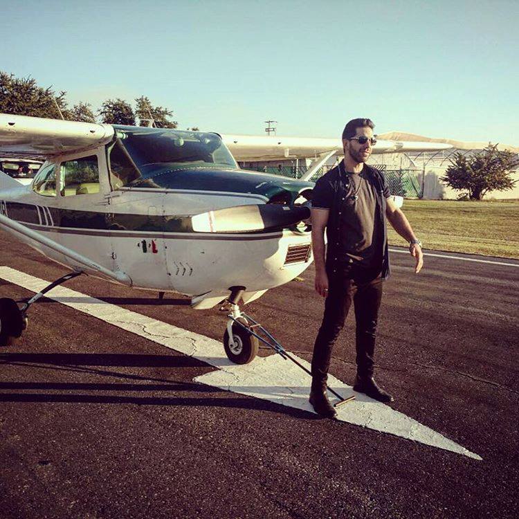 Levanta la mano si te gustaría que John Lucio te enseñará a pilotear. #LaPiloto ✈️