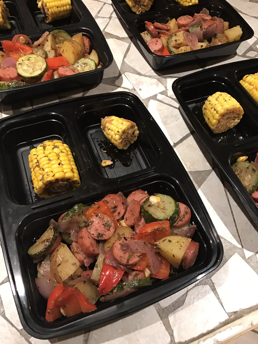 twilson_tpp's tweet photo. Mystery revealed! #eatclean2017 smoked turkey sausage, spring veggies &amp; corn covered in baklouti infused OO w/ oregano, paprika, &amp; parsley.🤤 https://t.co/uxJJXU1Cna