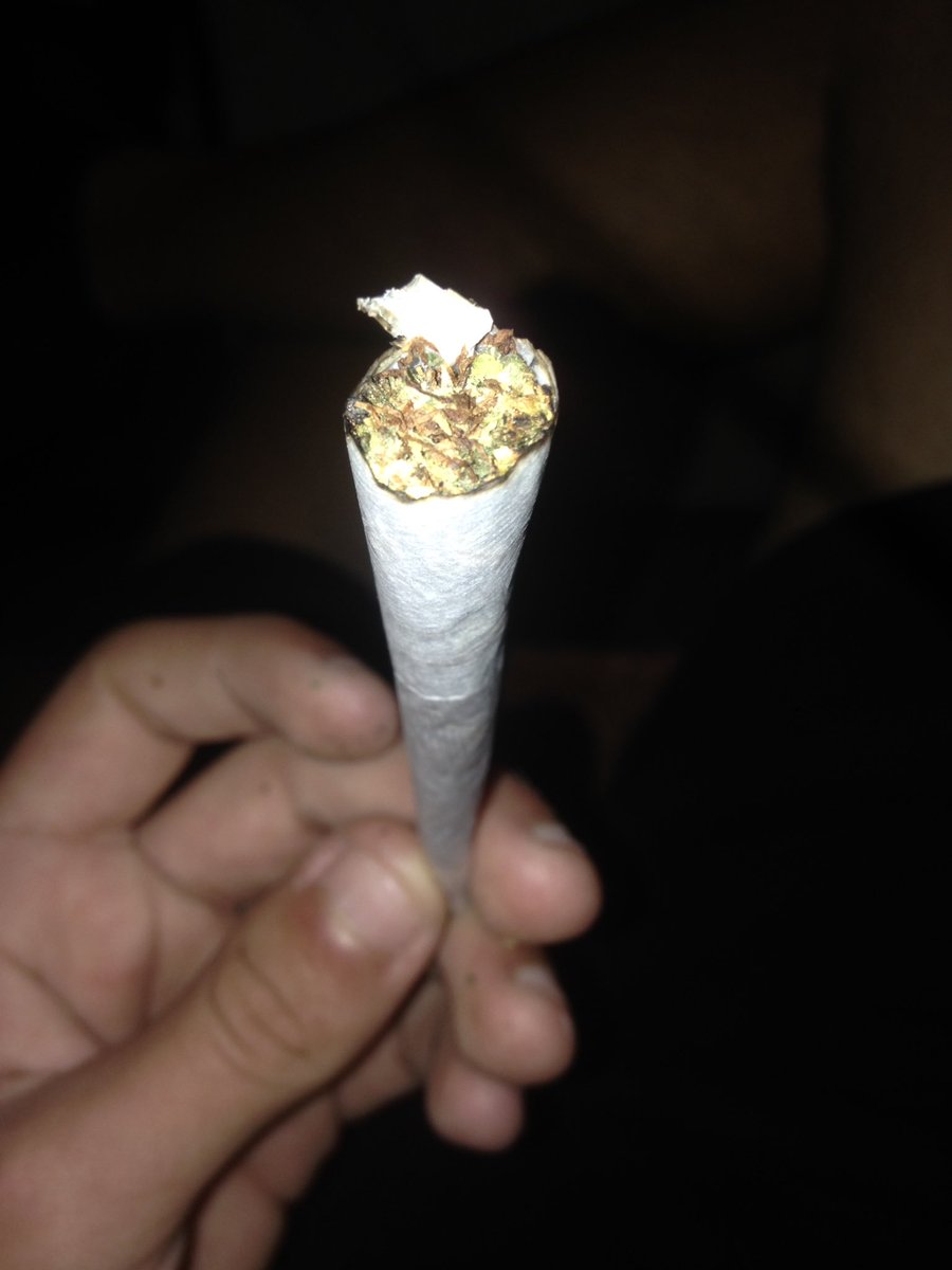ThePaKoGuy's tweet photo. The ultimate Joint whit weed ,hash And tobaco 🕉🌴 #hash #weed #perfectjoint #joint #ganja https://t.co/PiS8IGsOiH