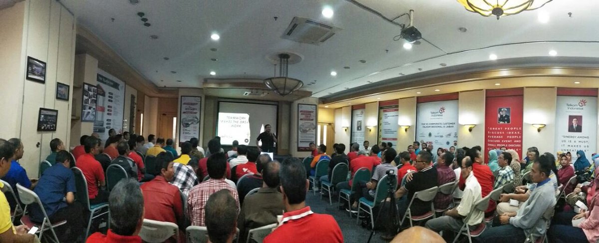 agoeskoes's tweet photo. The crowd of #LeaderTalkValues | #kipasbudayaRACE @emka_khamdan @ketutbudi04 @Rws3Jabar https://t.co/4GLY0VkybF