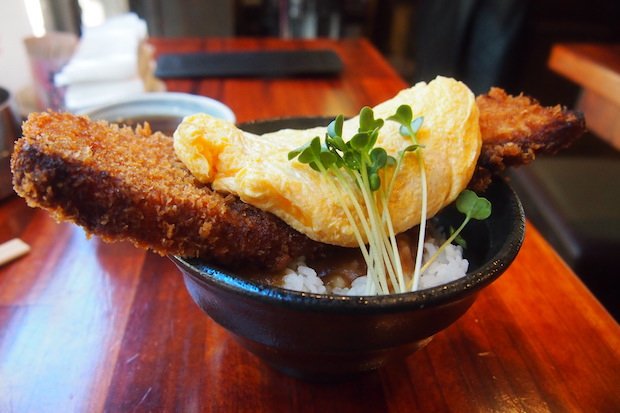 another_tokyo's tweet photo. 秋葉原駅「炉端バルさま田」のかつ丼が、唯一無二の存在感！とろとろのオムレツがのっかって、とろり～んとほどけちゃう。衣のなかはよく煮こまれた角煮なので、ハシでさくさく切れちゃうよ https://t.co/SsPGb5ZzZL
