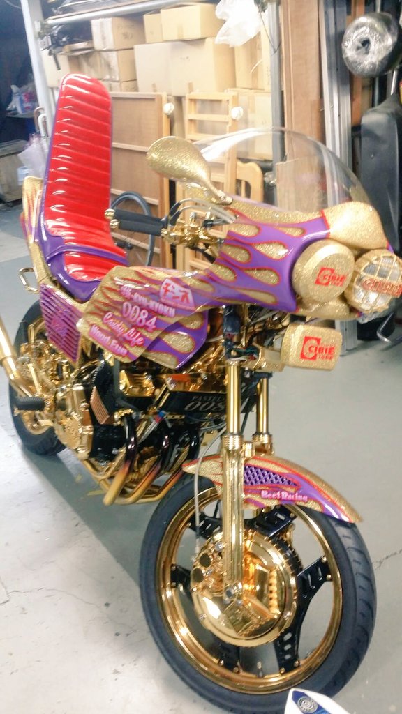 ゴールドレインボーフレークカラーにカスタムペイントしたCBX！ 今年は