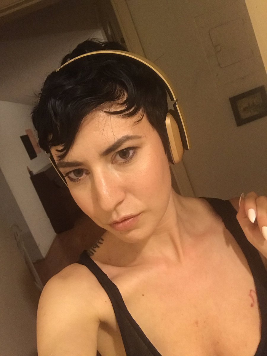 damnDASHA's tweet photo. Here's to dancing without being strangulated by the headphones cable!!
#ImfromtheFuture #blootooth
And no more iPhone appendage! https://t.co/ms84sAeGsr